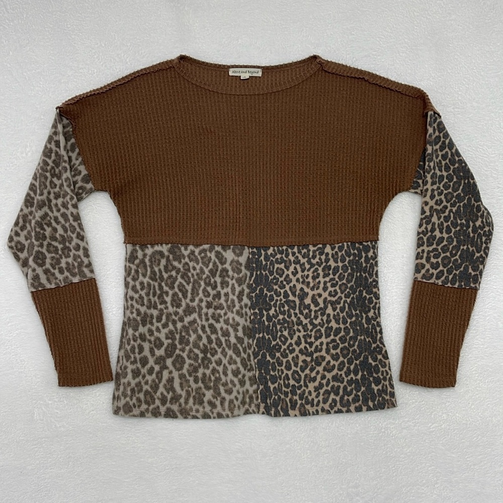 Above‎ And Beyond Animal Print Sweater Sz Medium